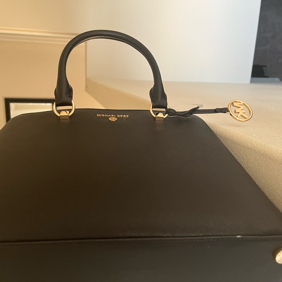 Like new Michael Kors black bag - Picture 2 of 10